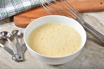 Preparate uova e latte per il ripieno