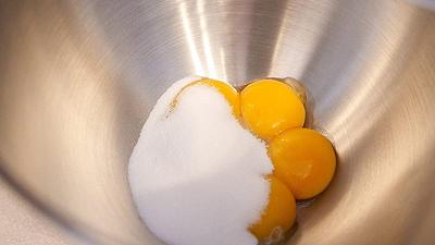 Montate i tuorli con lo zucchero