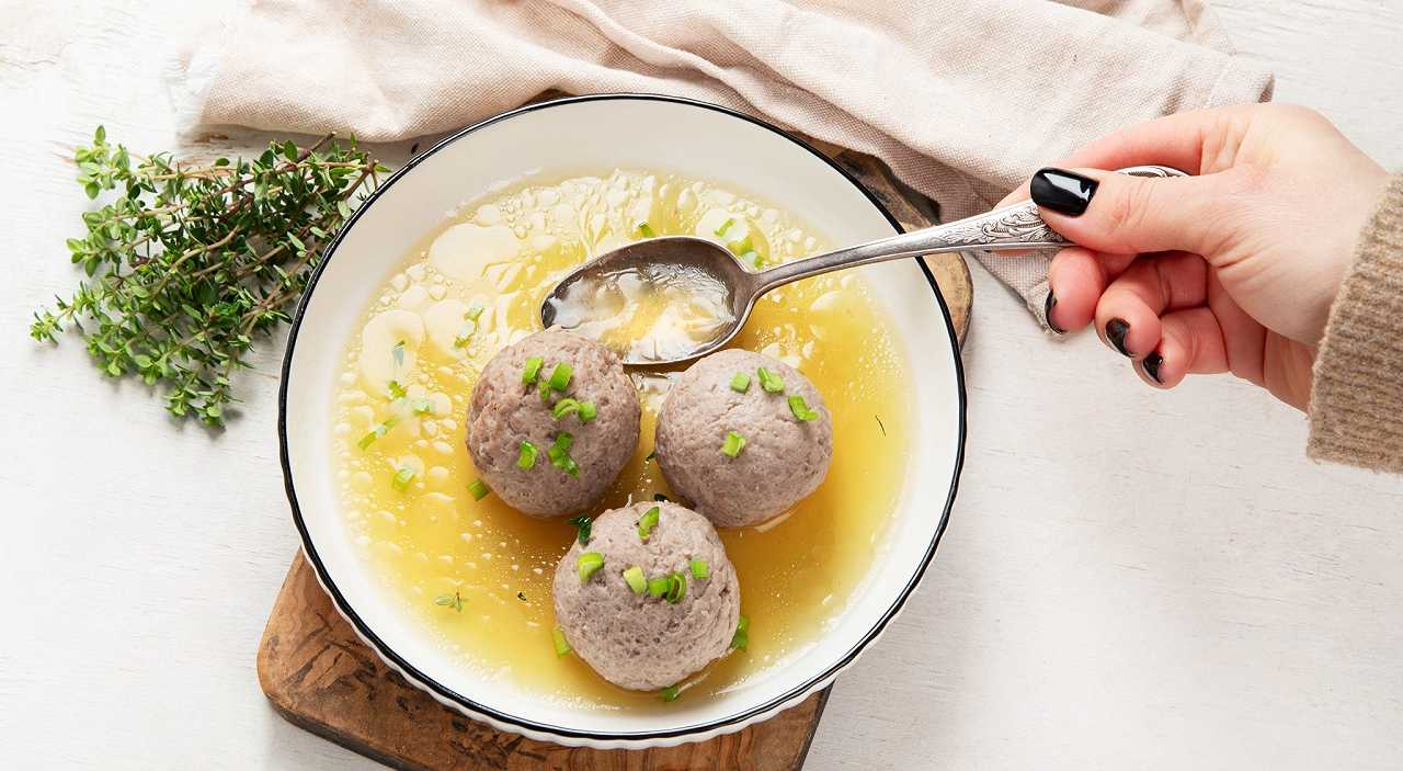 Canederli al formaggio, la ricetta trentina in brodo