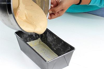 Versate la torta nello stampo