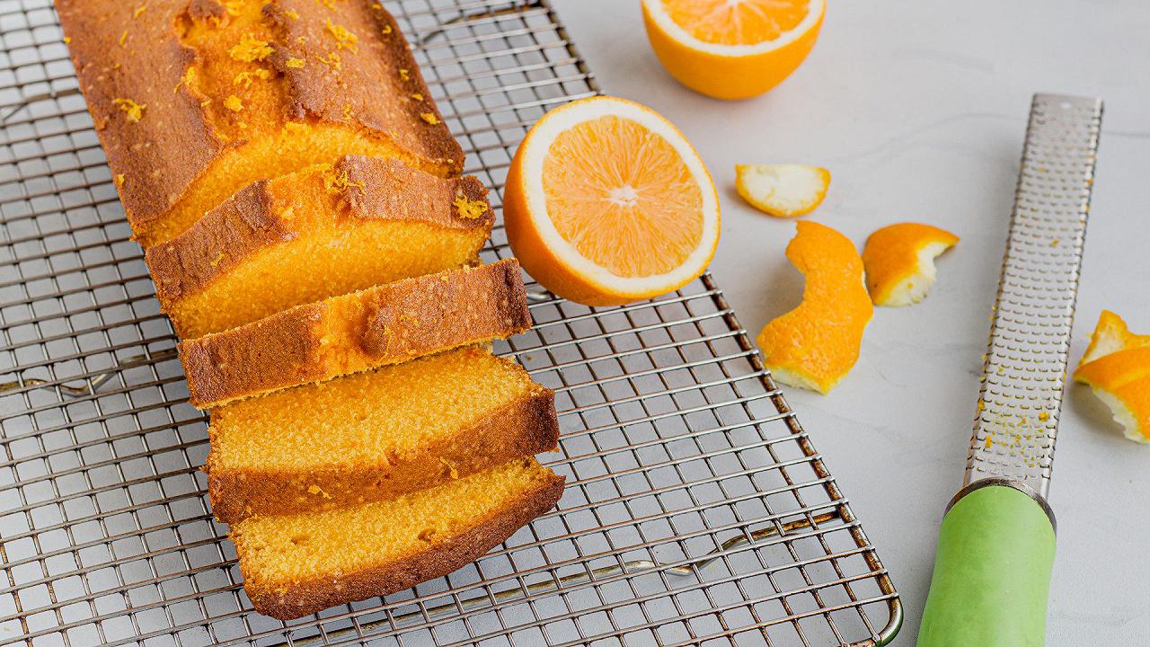 Plumcake all’arancia, la ricetta facile e profumata