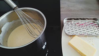 Preparate la salsa al formaggio