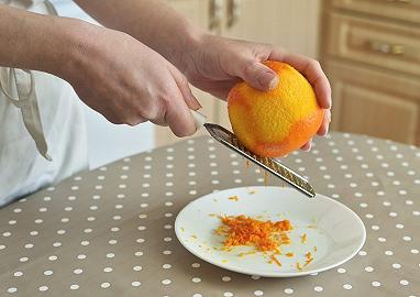 Grattugiate la scorza di arancia
