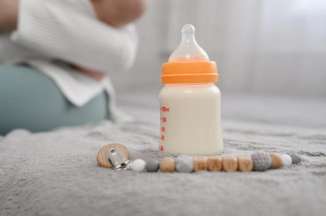 latte artificiale biberon