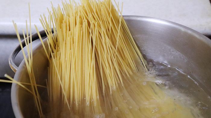 Perché salare l’acqua della pasta migliora la cottura