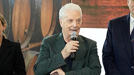Iginio Massari premiato al Vinitaly, nel padiglione Lombardia, e a commentare è la figlia assessora