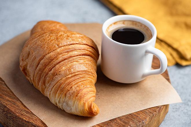 colazione-caffe-croissant-