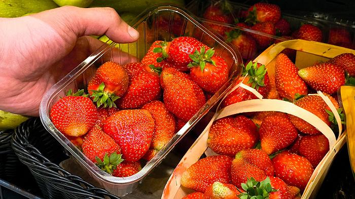 Se i supermercati italiani ci incentivano a comprare fragole spagnole