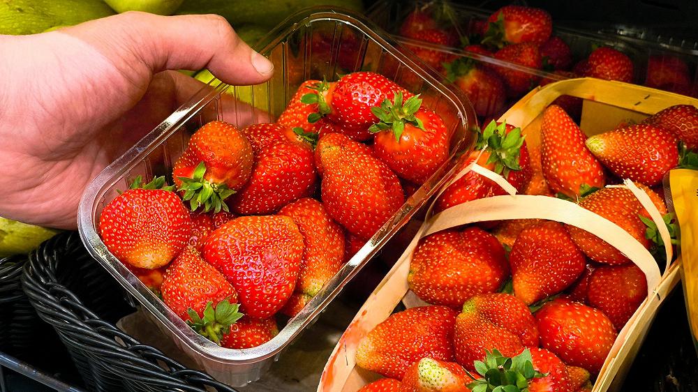 Se i supermercati italiani ci incentivano a comprare fragole spagnole