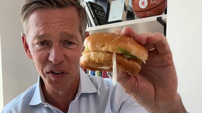 Il video imbarazzante del CEO di McDonald’s: colpa della madre