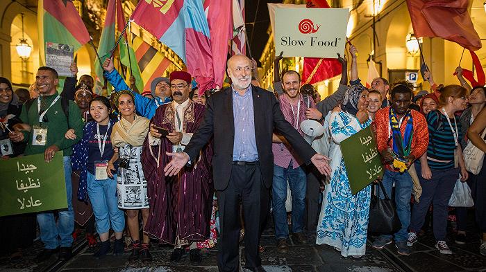 In memoria di Carlin Petrini nasceranno borse di studio per gastronomi e orti in Africa
