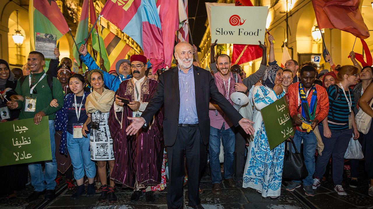 In memoria di Carlin Petrini nasceranno borse di studio per gastronomi e orti in Africa