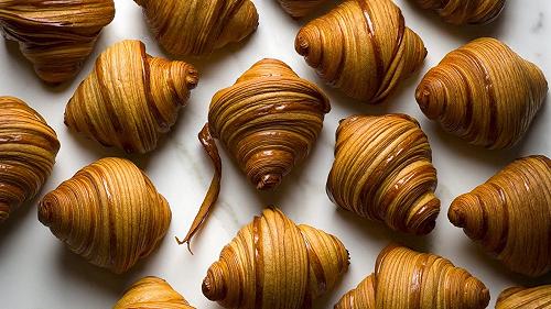 Come riconoscere un cornetto artigianale da uno surgelato, al bar