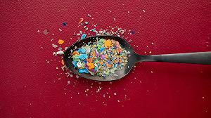Nestlé e Danone ancora nei guai: microplastiche negli alimenti per bambini