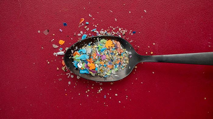 Nestlé e Danone ancora nei guai: microplastiche negli alimenti per bambini