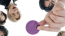 I biscotti neri più famosi del mondo si tingono di viola