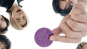 I biscotti neri più famosi del mondo si tingono di viola