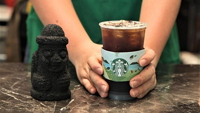 La gigantesca gaffe di Starbucks che ora chiude tutti negozi in Corea per fare lezione di storia