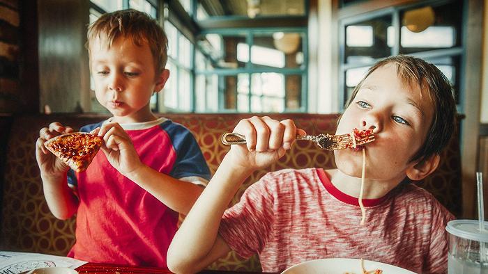 Un ristorante multa i clienti per i danni fatti dai loro bambini