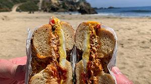 La polemica del panino in spiaggia in Italia è arrivata fino al Guardian