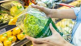 Cosa deve cambiare nell’industria alimentare per farci ingerire meno microplastiche
