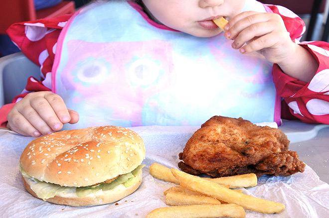 bimbo che mangia ultra processati