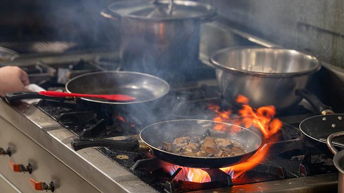 Si può lavorare in cucina con 50 gradi?