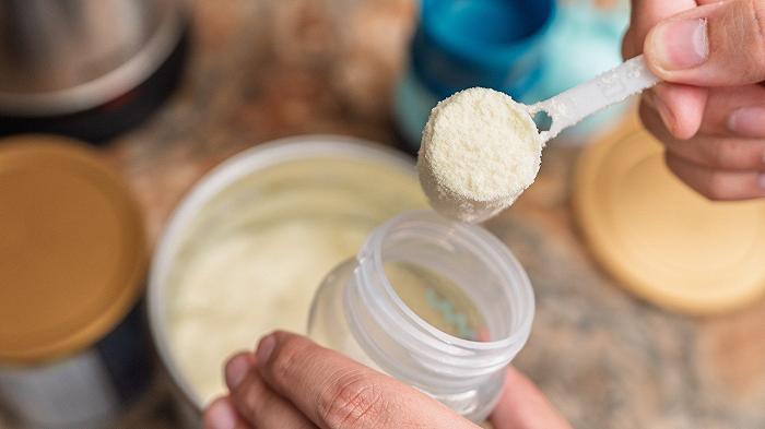 Adesso la mania per le proteine toglie pure il latte in formula ai neonati