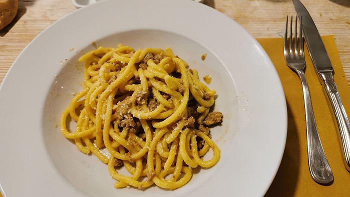 A Sandrigo c’è una trattoria che pare una bottega d’altri tempi, dove si mangiano bigoli memorabili
