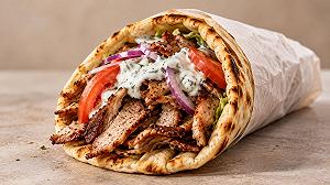 Cosa c’è veramente in quel gyros? Lo scandalo dietro lo street food greco più amato