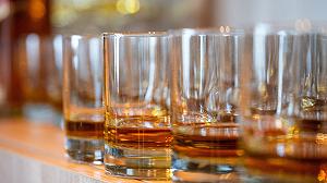 Il whisky scozzese è in crisi e molte distillerie bloccano la produzione
