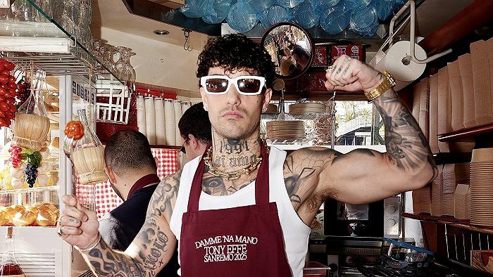 Guarda un po’ se dobbiamo prendere lezioni di cucina da Tony Effe