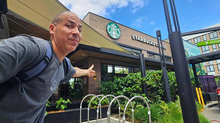 L’uomo che ha visitato quasi tutti gli Starbucks del mondo dice la sua su Starbucks