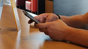Basta cellulari ai bambini al ristorante: in Sardegna parte un esperimento