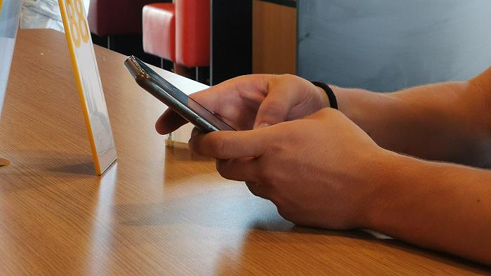Basta cellulari ai bambini al ristorante: in Sardegna parte un esperimento