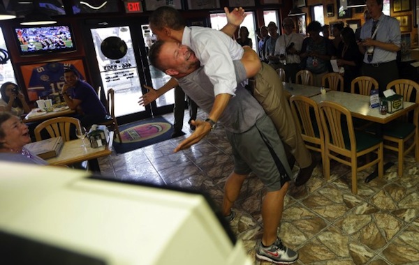 Il pizzaiolo abbraccia Obama: repubblicani e democratici si sfidano a colpi di voti (alla pizzeria)