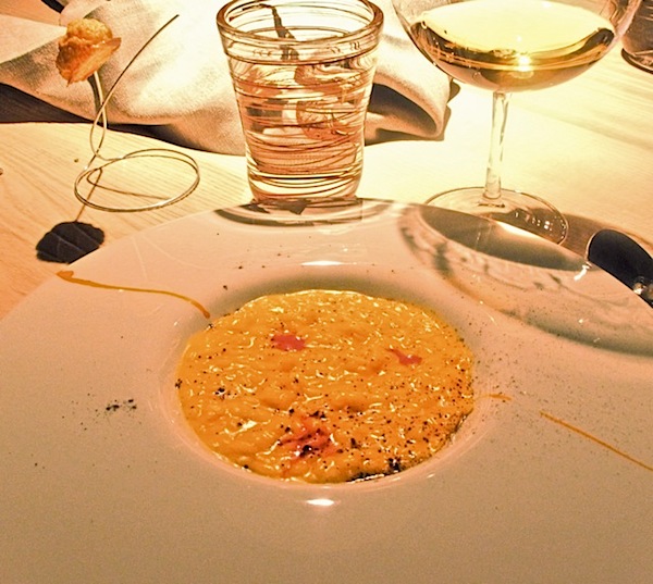 Risotto allo zafferano con polvere di liquirizia