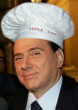 Silvio Berlusconi con un altro cappello, questa volta da chef