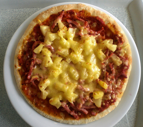 Una pizza all'ananas
