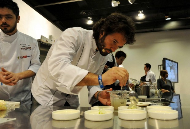 Carlo Cracco a Identità Golose 2011 prepara la sua pasta