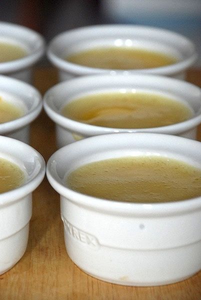 Preparazione del creme caramel