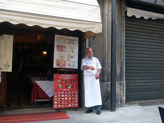 Papà Bonomo mostr fiero il suo cartello Papà Bonomo mostr fiero il suo cartello