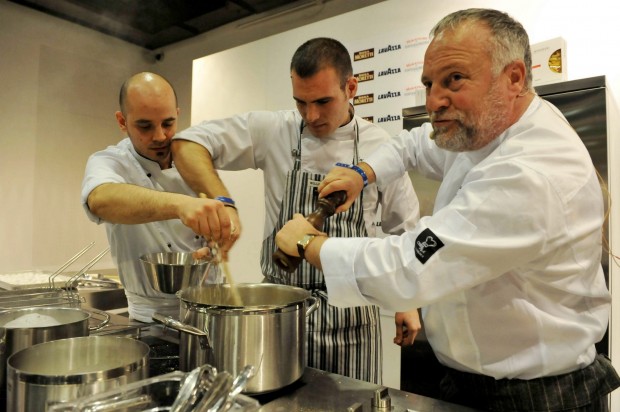 Antonello Colonna prepara la Cacio e Pepe risottata