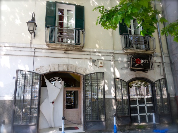 Il Papavero di Eboli, l'ingresso