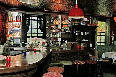 New York | Il banco bar del gastro-pub Spotted Pig dello che italo americano Mario Batali