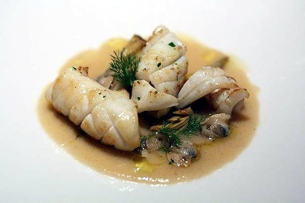Bruschetta liquida con insalata di calamari tostati, vongole e carciofi