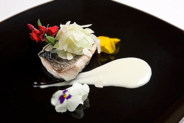 Branzino su salsa di champagne, finocchi al vapore e filetti di mandorla