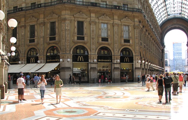 Chiude McDonald’s in Galleria a Milano con il “pasto democratico”