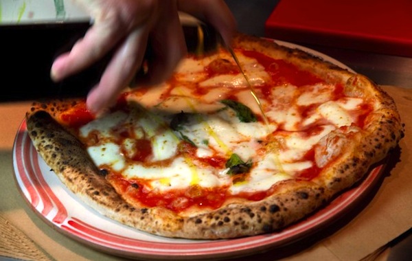 Che a scrivere la più pratica, magnetica, ben informata guida della pizza napoletana sia un americano è intollerabile, diciamolo