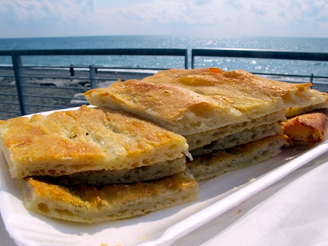 La focaccia di Priano davanti al mare